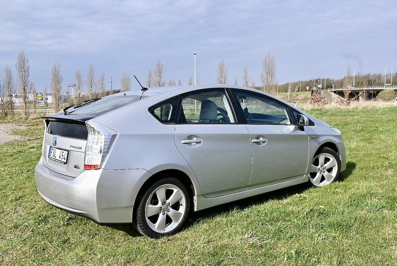 Silver Begagnad 2009 Toyota Prius Business Edition Halvkombi | 81 500 kr (Bra pris) - Bild 1/4