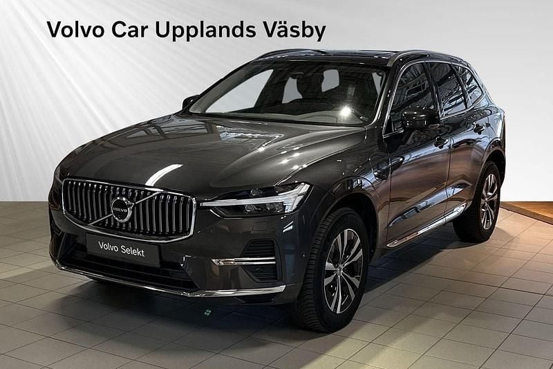 Grå Begagnad 2023 Volvo XC60 Core SUV | 479 900 kr (Marknadspris) - Bild 1/3