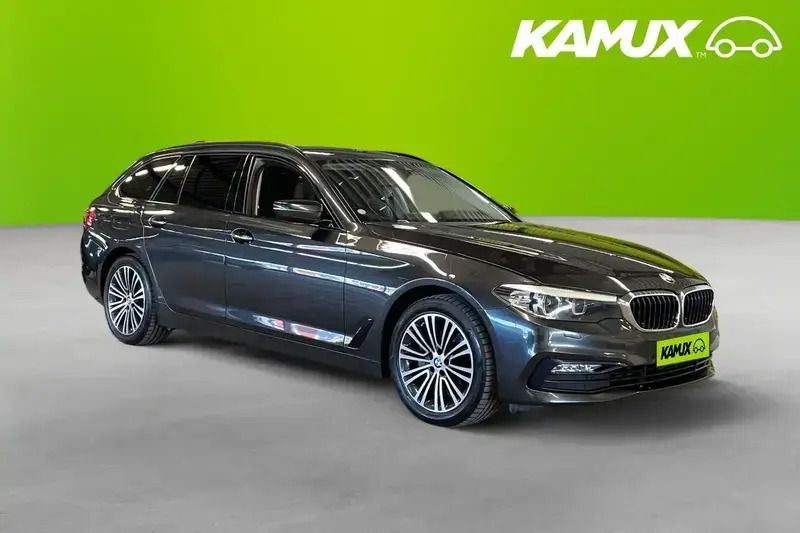 Silver/grå Begagnad 2018 BMW 520 Sport Line Kombi | 238 900 kr (Bra pris) - Bild 1/4