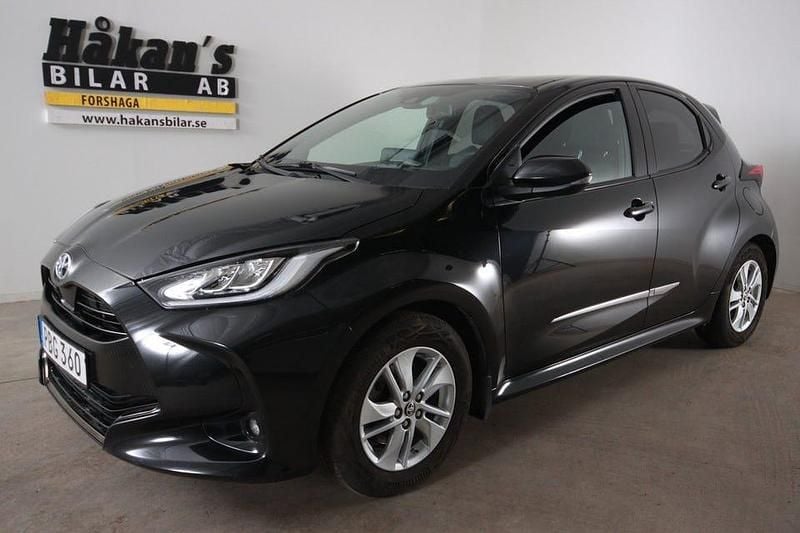 Svart Begagnad 2022 Toyota Yaris Hybrid Style Halvkombi | 224 500 kr (Marknadspris) - Bild 1/4
