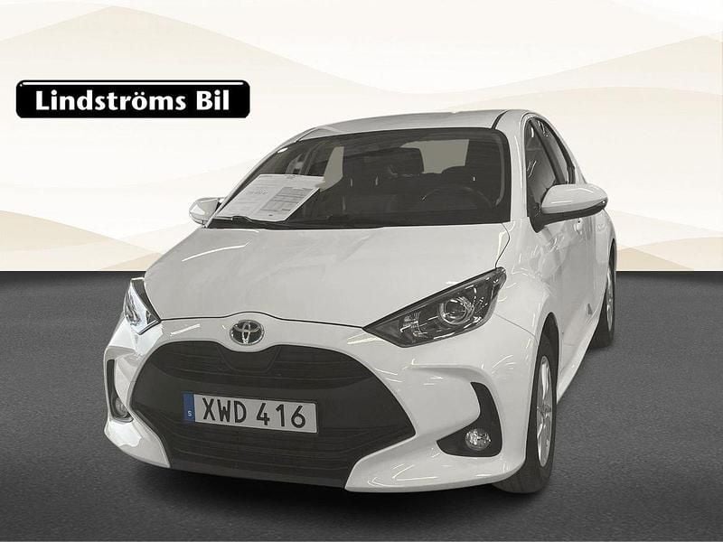 Vit Begagnad 2022 Toyota Yaris Hybrid Active Halvkombi | 218 400 kr (Marknadspris) - Bild 1/3