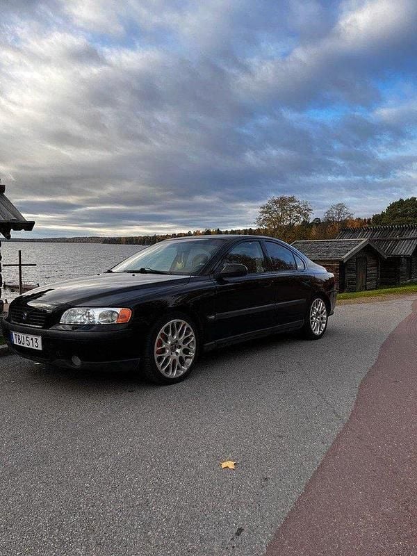 Svart Begagnad 2002 Volvo S60 Sedan | 50 000 kr (Dyr) - Bild 1/4