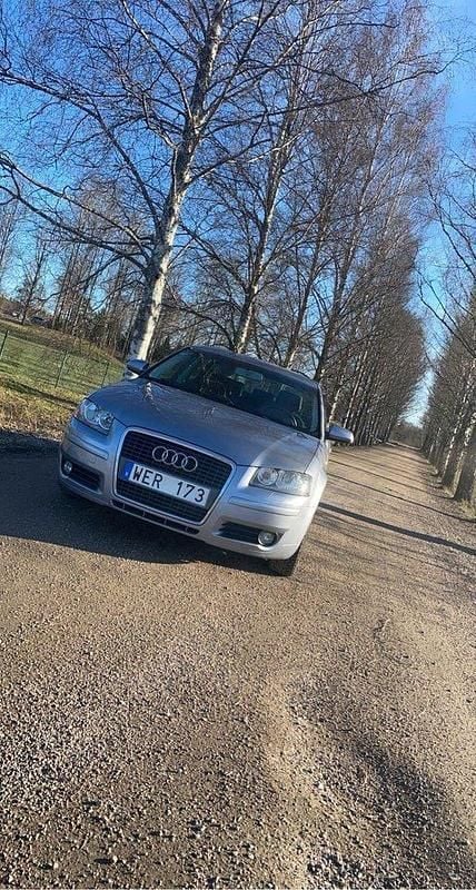 Silver Begagnad 2005 Audi A3 Sportback Attraction Halvkombi | 30 000 kr (Marknadspris) - Bild 1/4