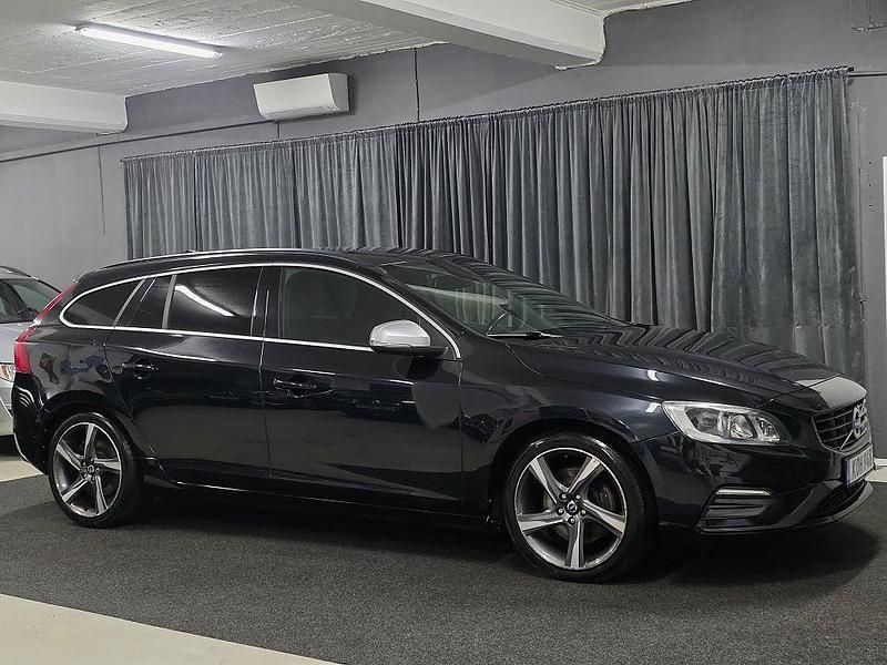 Begagnad Volvo V60 R-Design 181 HK (133 kW) 2014 Svart Kombi