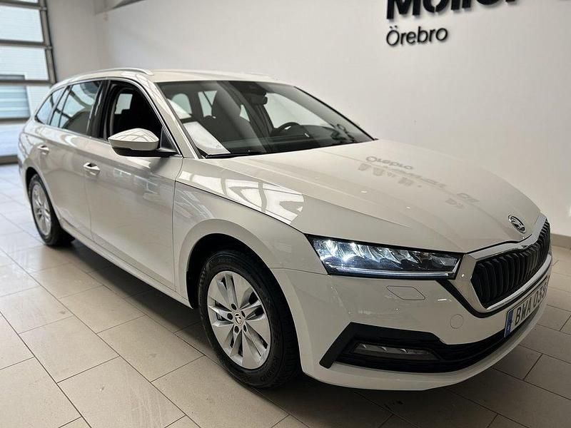Vit (candy white) Begagnad 2023 Skoda Octavia Kombi | 253 900 kr (Marknadspris) - Bild 1/4