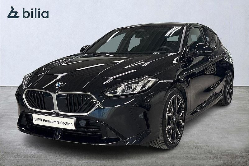 Svart Begagnad 2025 BMW 120 M Sport Halvkombi | 369 900 kr - Bild 1/4