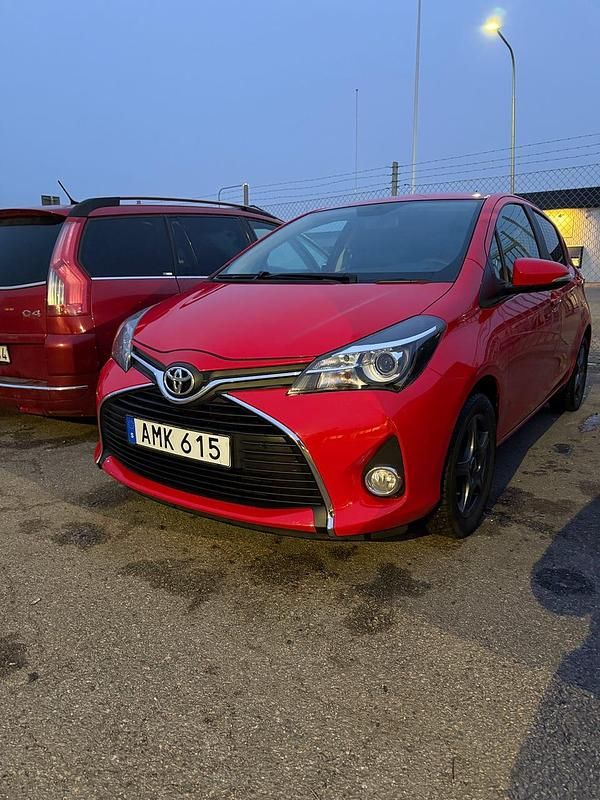 Begagnad 2015 Toyota Yaris Halvkombi | 85 000 kr (Bra pris) - Bild 1/4