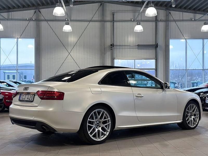 Begagnad Audi A5 S-Line 239 HK (175 kW) 2010 Vit Sportkupé