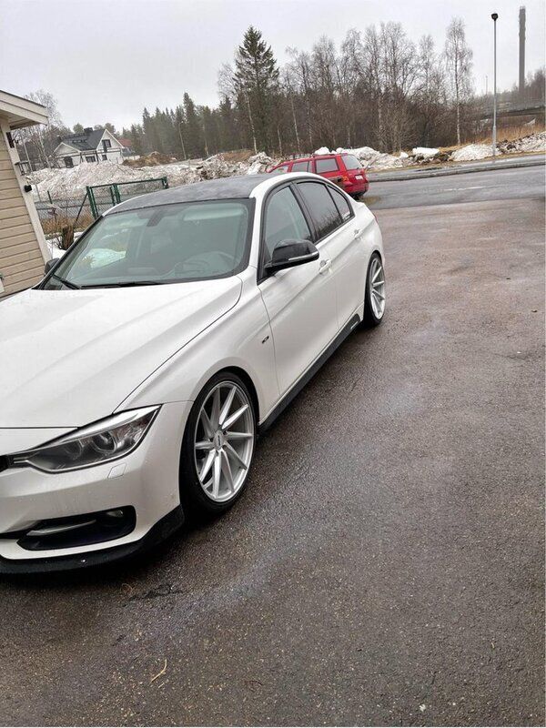 Vit Begagnad 2012 BMW 320 Sport Line Sedan | 75 000 kr (Superpris) - Bild 1/3