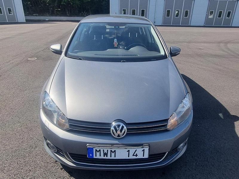 Grå Begagnad 2013 VW Golf VII S Halvkombi | 100 000 kr (Bra pris) - Bild 1/4
