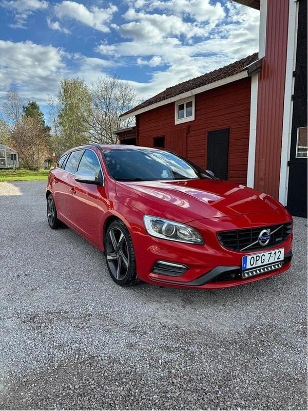Röd Begagnad 2014 Volvo V60 R-Design Kombi | 125 000 kr (Marknadspris) - Bild 1/4