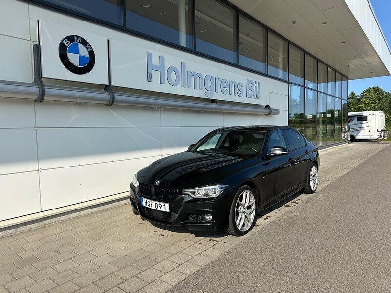 Svart (safirsvart metallic) Begagnad 2018 BMW 320 M Sport Sedan | 229 900 kr (Marknadspris) - Bild 1/4