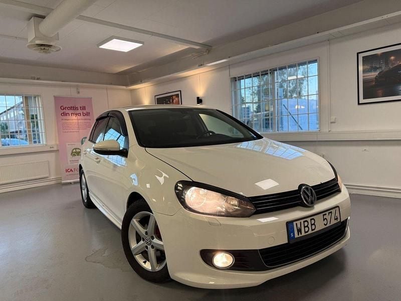 Vit Begagnad 2012 VW Golf VII R-line Halvkombi | 59 900 kr (Marknadspris) - Bild 1/2