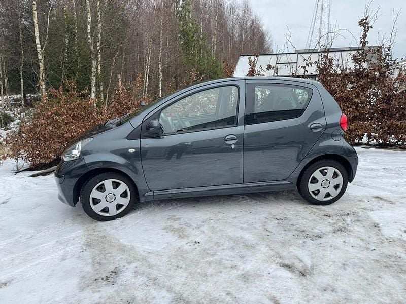 Begagnad Toyota Aygo 68 HK (50 kW) 2007 Grå metallic Halvkombi