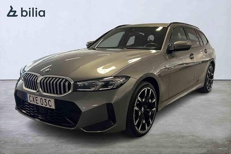 Grå Begagnad 2025 BMW 330e Comfort Edition Kombi | 539 900 kr (Marknadspris) - Bild 1/1