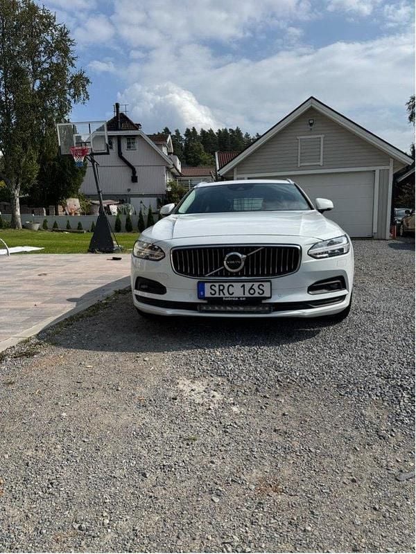 Vit Begagnad 2021 Volvo V90 Momentum Kombi | 260 000 kr (Marknadspris) - Bild 1/4