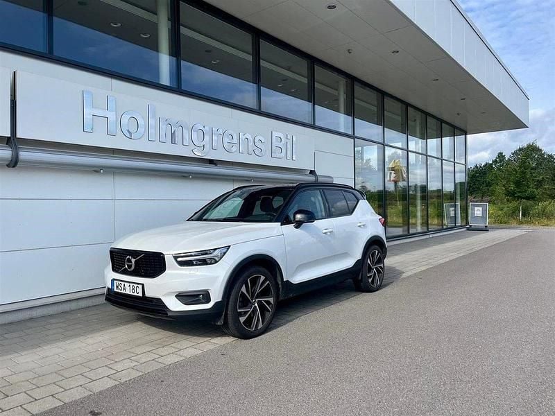 Vit Begagnad 2019 Volvo XC40 R-Design SUV | 289 700 kr (Marknadspris) - Bild 1/4