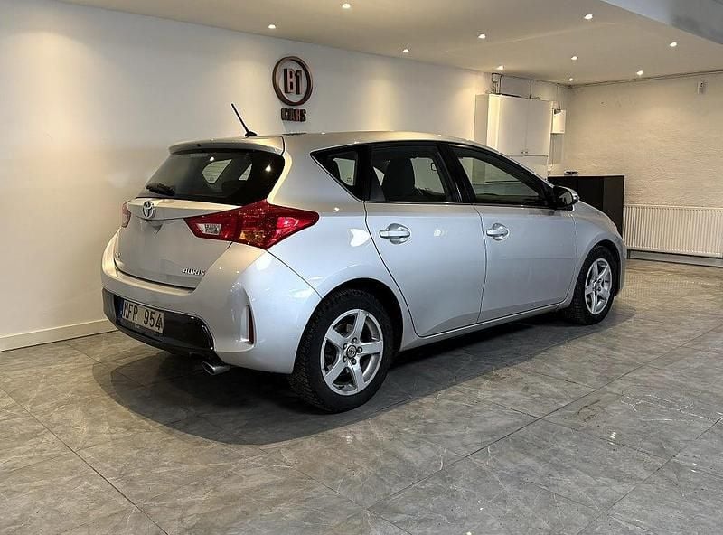 Begagnad Toyota Auris Multidrive S 132 HK (97 kW) 2013 Silver Halvkombi
