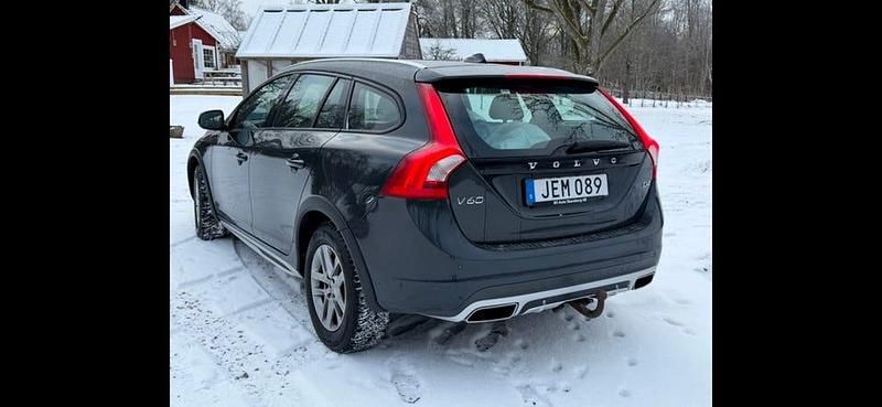 Begagnad Volvo V60 CC 190 HK (139 kW) 2016 Gråmetallic Kombi