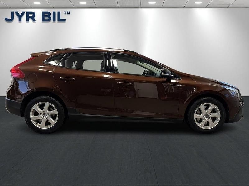 Begagnad Volvo V40 CC Momentum 120 HK (88 kW) 2016 Brun Kombi