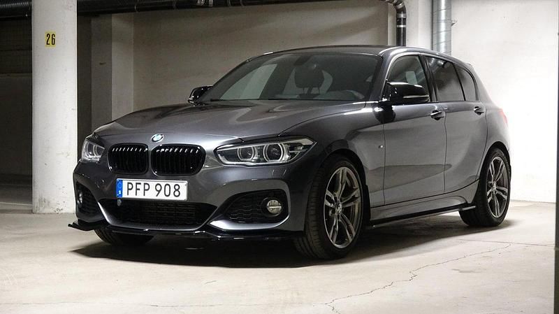Grå Begagnad 2017 BMW 118 M Sport Halvkombi | 158 500 kr (Marknadspris) - Bild 1/4