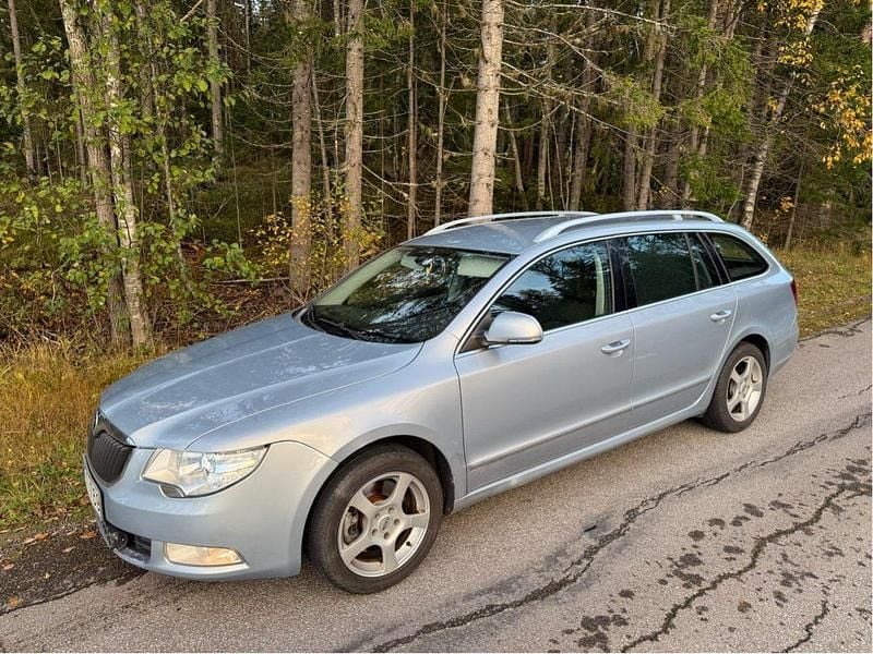 Blå Begagnad 2010 Skoda Superb Elegance Kombi | 46 000 kr (Bra pris) - Bild 1/2