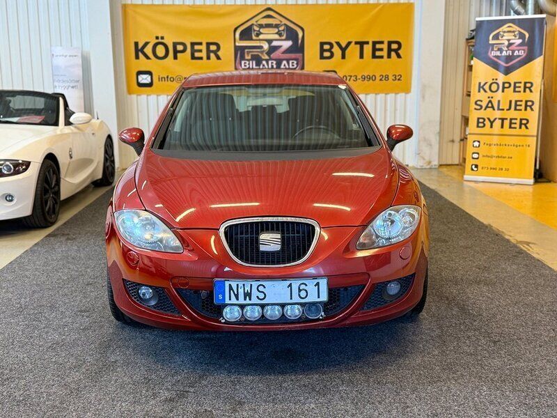 Röd Begagnad 2007 Seat Leon Halvkombi | 32 900 kr (Marknadspris) - Bild 1/4
