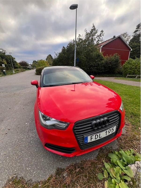 Röd Begagnad 2013 Audi A1 Sportback Sport Halvkombi | 68 500 kr (Bra pris) - Bild 1/4
