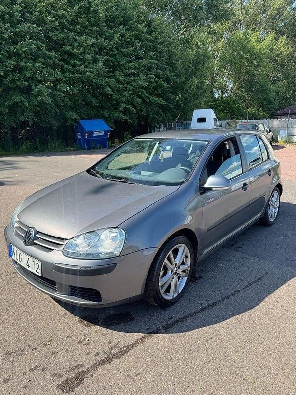 Grå Begagnad 2005 VW Golf IV Trendline Halvkombi | 36 900 kr (Marknadspris) - Bild 1/4