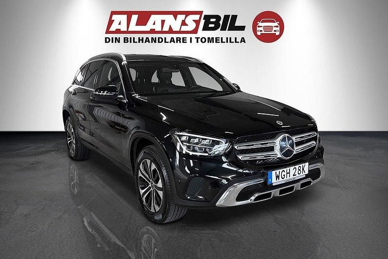 Svart Begagnad 2021 Mercedes GLC300e SUV | 319 000 kr (Marknadspris) - Bild 1/4