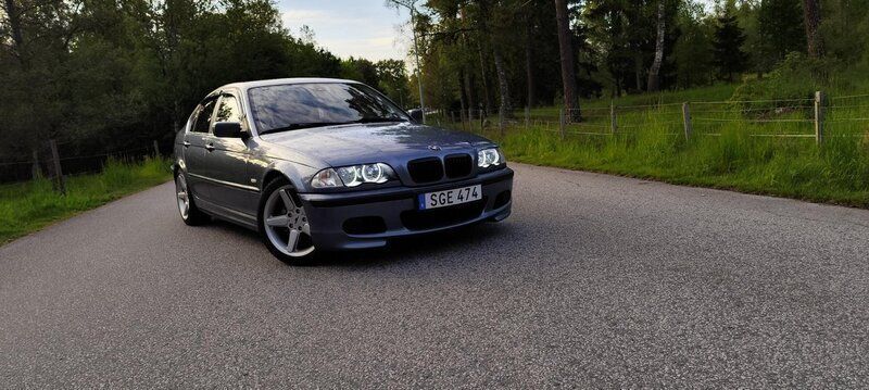Blå Begagnad 2001 BMW 320 Sedan | 40 000 kr (Marknadspris) - Bild 1/4