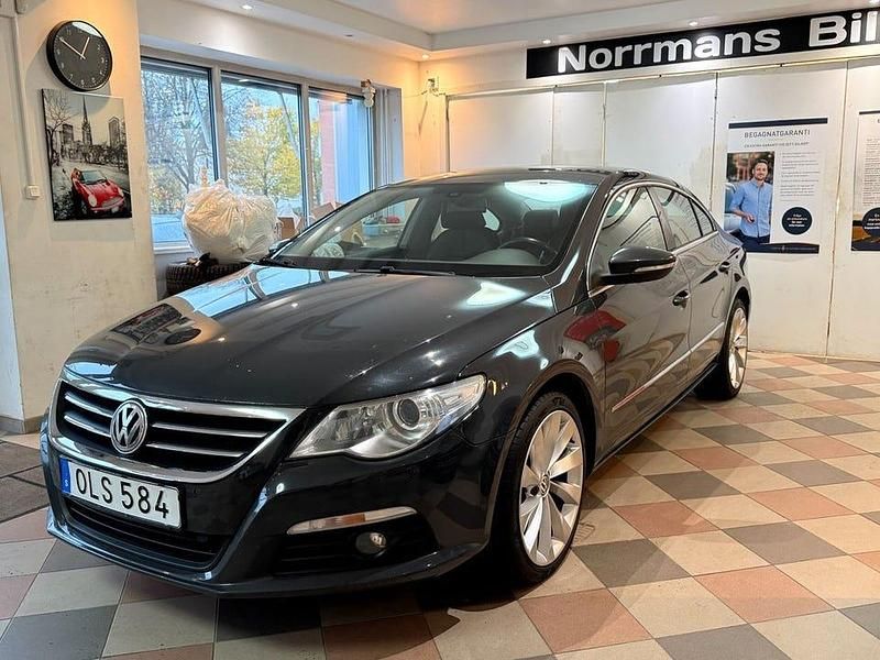 Mörkgrå (grå) Begagnad 2011 VW CC Sedan | 73 000 kr (Marknadspris) - Bild 1/4