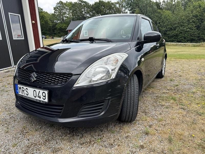 Svart Begagnad 2011 Suzuki Swift Halvkombi | 55 000 kr (Marknadspris) - Bild 1/4