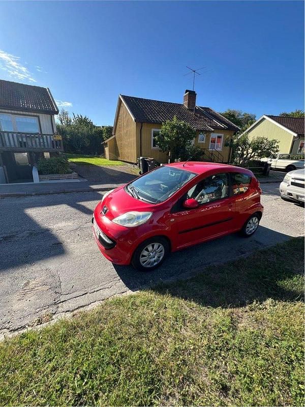 Röd Begagnad 2008 Peugeot 107 Halvkombi | 38 500 kr (Marknadspris) - Bild 1/4