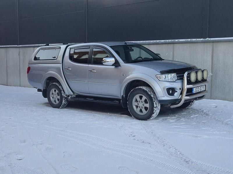 Silver Begagnad 2014 Mitsubishi L200 Pickup | 134 000 kr (Marknadspris) - Bild 1/4