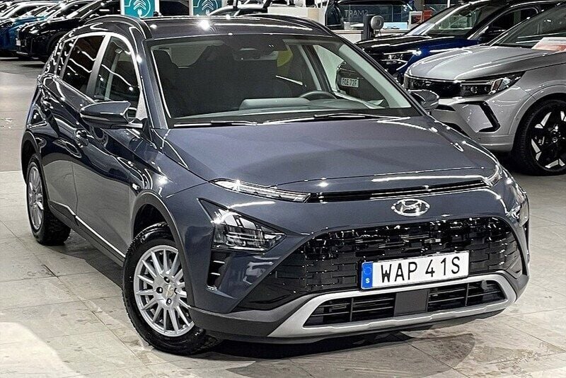 Grå Begagnad 2023 Hyundai Bayon Advanced SUV | 209 900 kr (Marknadspris) - Bild 1/4