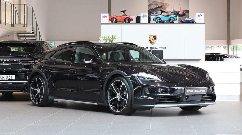 Svart Begagnad 2024 Porsche Taycan Cross Turismo Sedan | 1 049 000 kr (Marknadspris) - Bild 1/4