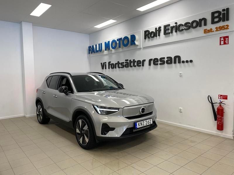 Silver Begagnad 2024 Volvo XC40 Single Motor Extended Range SUV | 419 500 kr (Superpris) - Bild 1/4