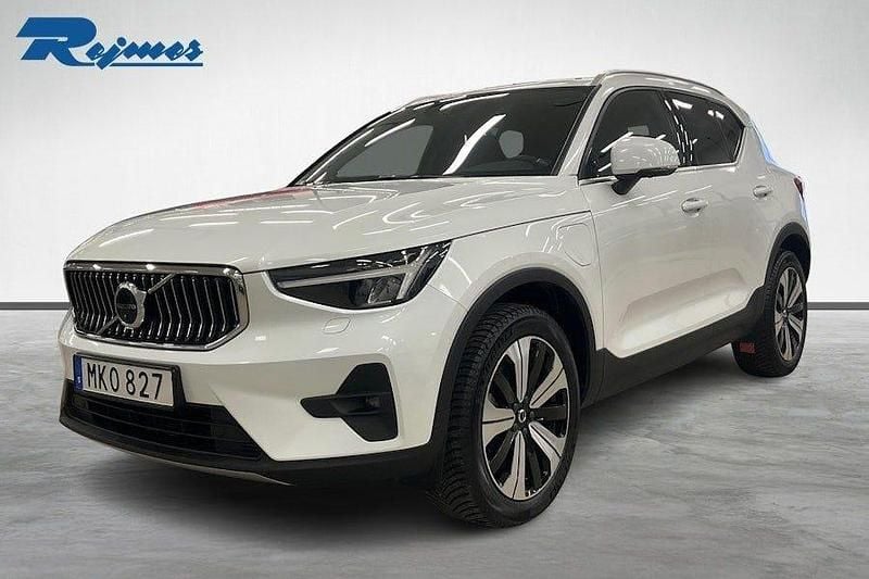 Crystal vit metallic Begagnad 2023 Volvo XC40 Plus SUV | 359 900 kr (Lite dyr) - Bild 1/4