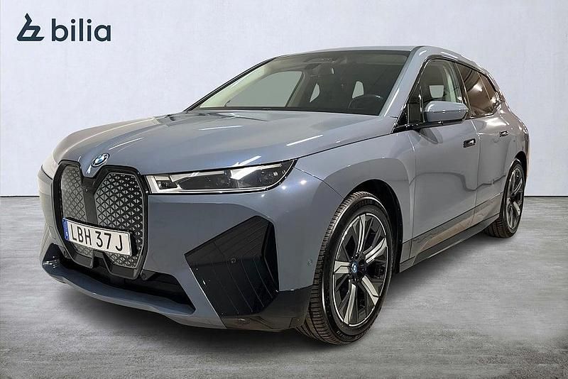 Grå Begagnad 2023 BMW iX Comfort Edition SUV | 599 000 kr (Marknadspris) - Bild 1/4