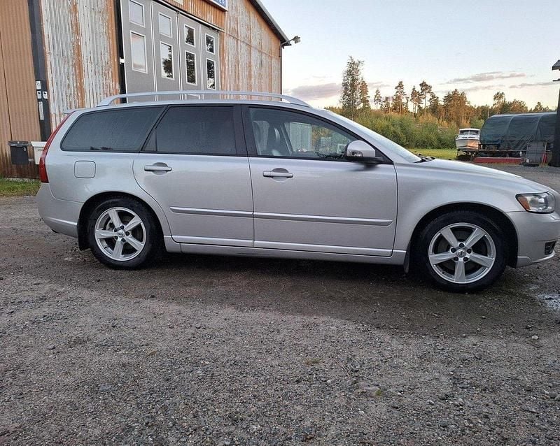 Grå Begagnad 2012 Volvo V50 Momentum Kombi | 39 000 kr (Superpris) - Bild 1/4