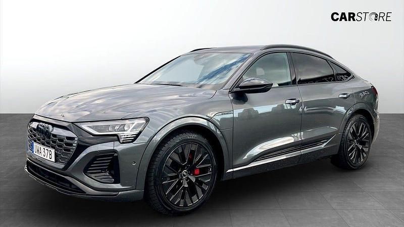 Grå Begagnad 2024 Audi Q8 e-tron S-Line SUV | 799 900 kr - Bild 1/4