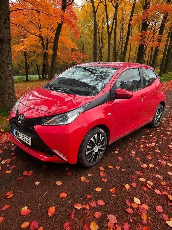 Röd Begagnad 2018 Toyota Aygo X-play Halvkombi | 77 000 kr (Marknadspris) - Bild 1/4