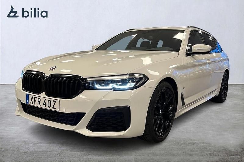 Vit Begagnad 2022 BMW 520 M Sport Kombi | 429 000 kr (Dyr) - Bild 1/4