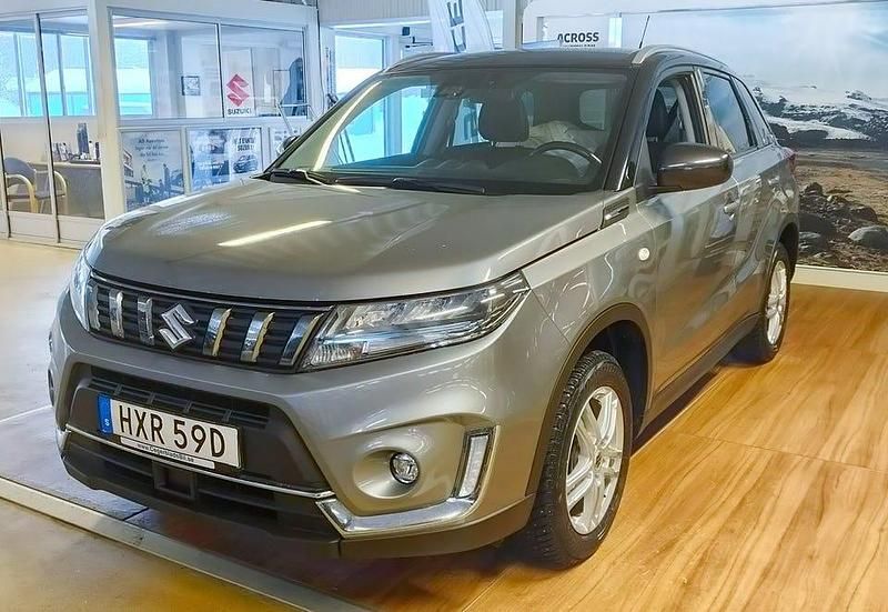 Grå Begagnad 2022 Suzuki Vitara SUV | 239 900 kr (Marknadspris) - Bild 1/4
