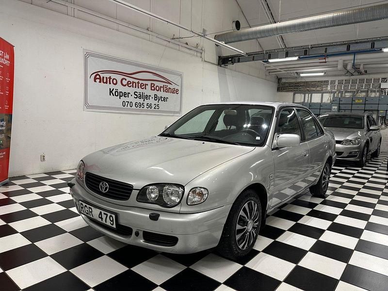 Grå Begagnad 1999 Toyota Corolla Sedan | 24 900 kr (Lite dyr) - Bild 1/4