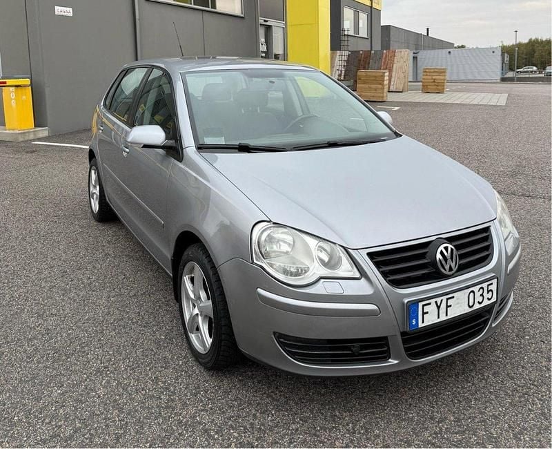Silver Begagnad 2008 VW Polo Comfortline Halvkombi | 30 000 kr (Marknadspris) - Bild 1/4