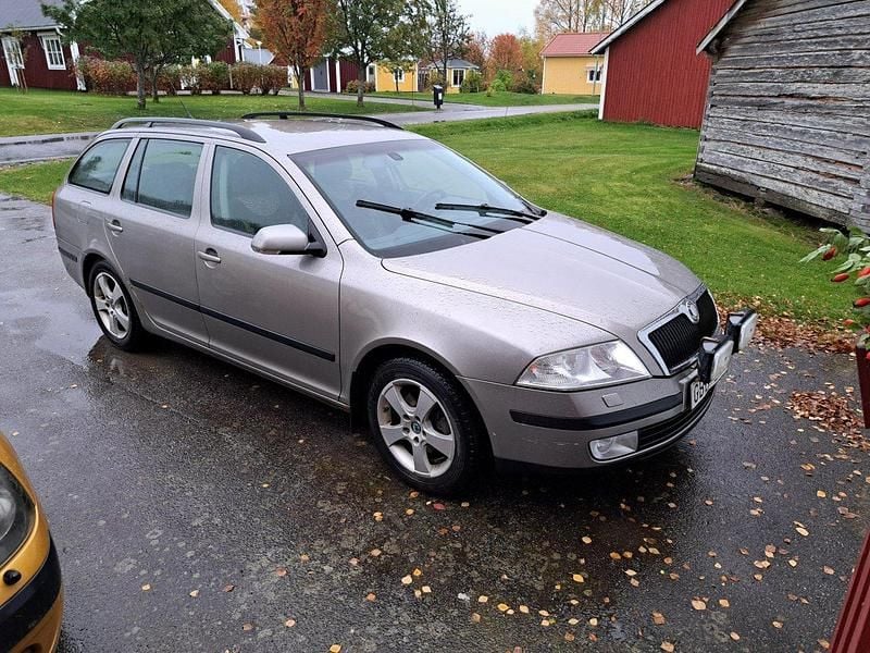 Brun Begagnad 2008 Skoda Octavia Kombi | 26 000 kr (Bra pris) - Bild 1/2