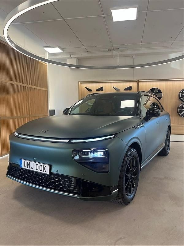 Grå Begagnad 2023 XPENG G9 SUV | 579 800 kr (Marknadspris) - Bild 1/4