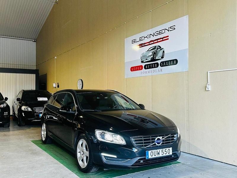 Svart Begagnad 2015 Volvo V60 Momentum Kombi | 129 900 kr (Marknadspris) - Bild 1/4